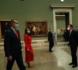 Don Felipe y Doña Letizia son recibidos por el presidente del Foro de Marcas Renombradas Españolas, el presidente de la Cámara de Comercio de España y